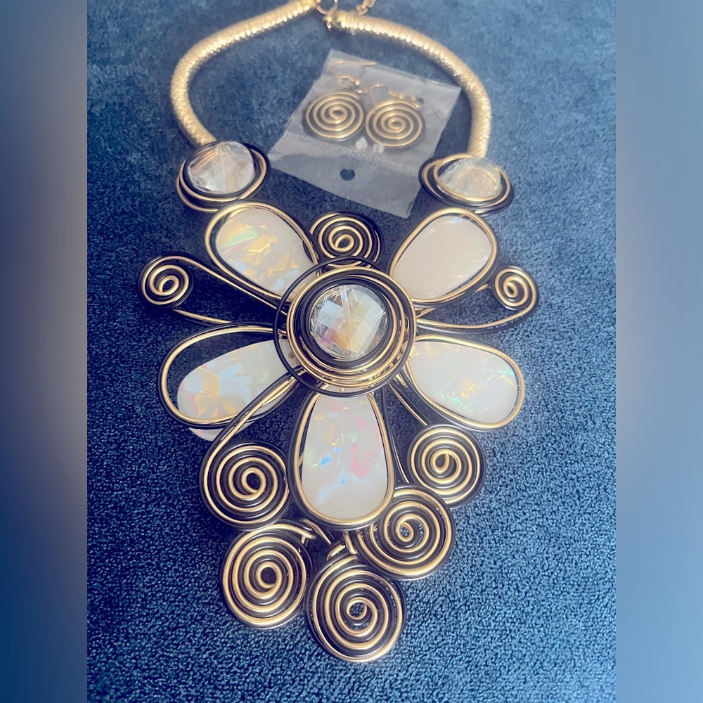 Black, gold, mother of pearl looking necklace beautiful bold piece. A must have
